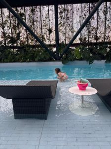 singapour-en-famille-hotel-oasia-downtown.jpg Piscine de l’hôtel Oasia Downtown à Singapour en famille