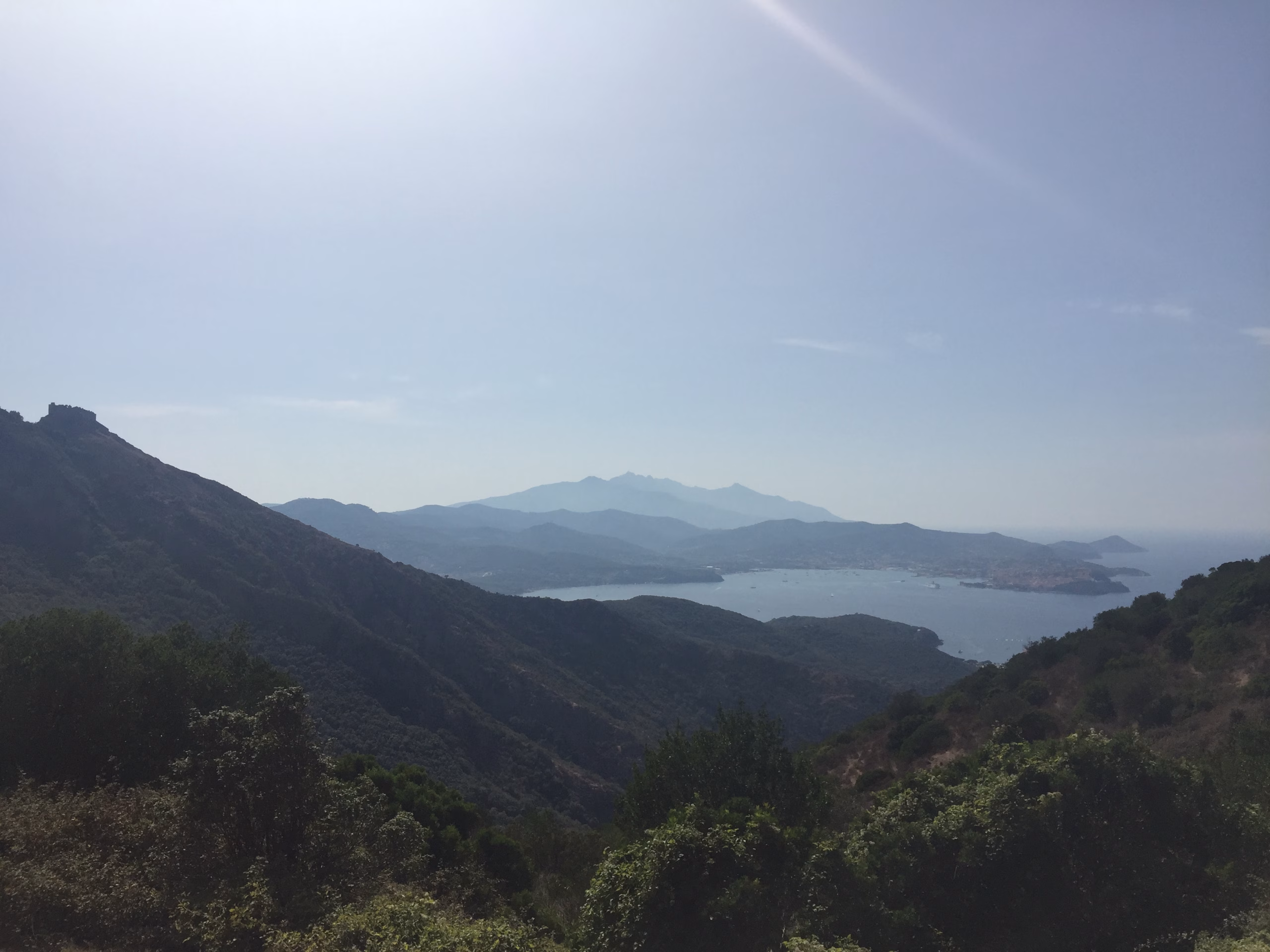 Famille sur la plage de Sansone à l’île d’Elbe en famille, eau turquoise et falaises blanches