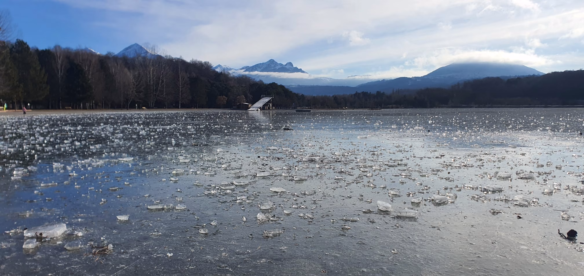 Montagne en famille lac gelé