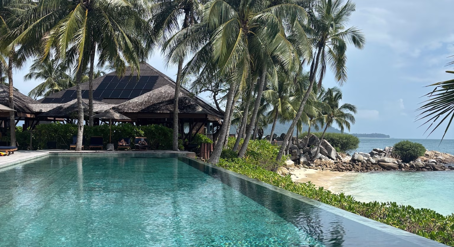 Malaisie en famille : piscine de l’éco-resort Batu Batu à Pulau Tengah, mer turquoise en arrière-plan